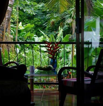 Papayas Self Catering Room Victoria Exterior photo