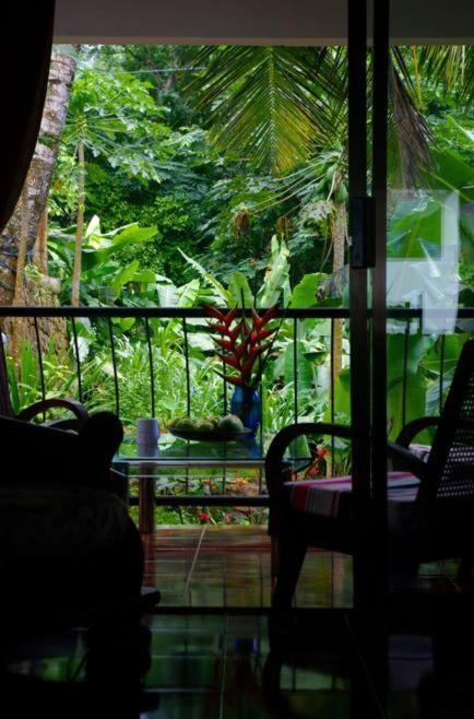 Papayas Self Catering Room Victoria Exterior photo